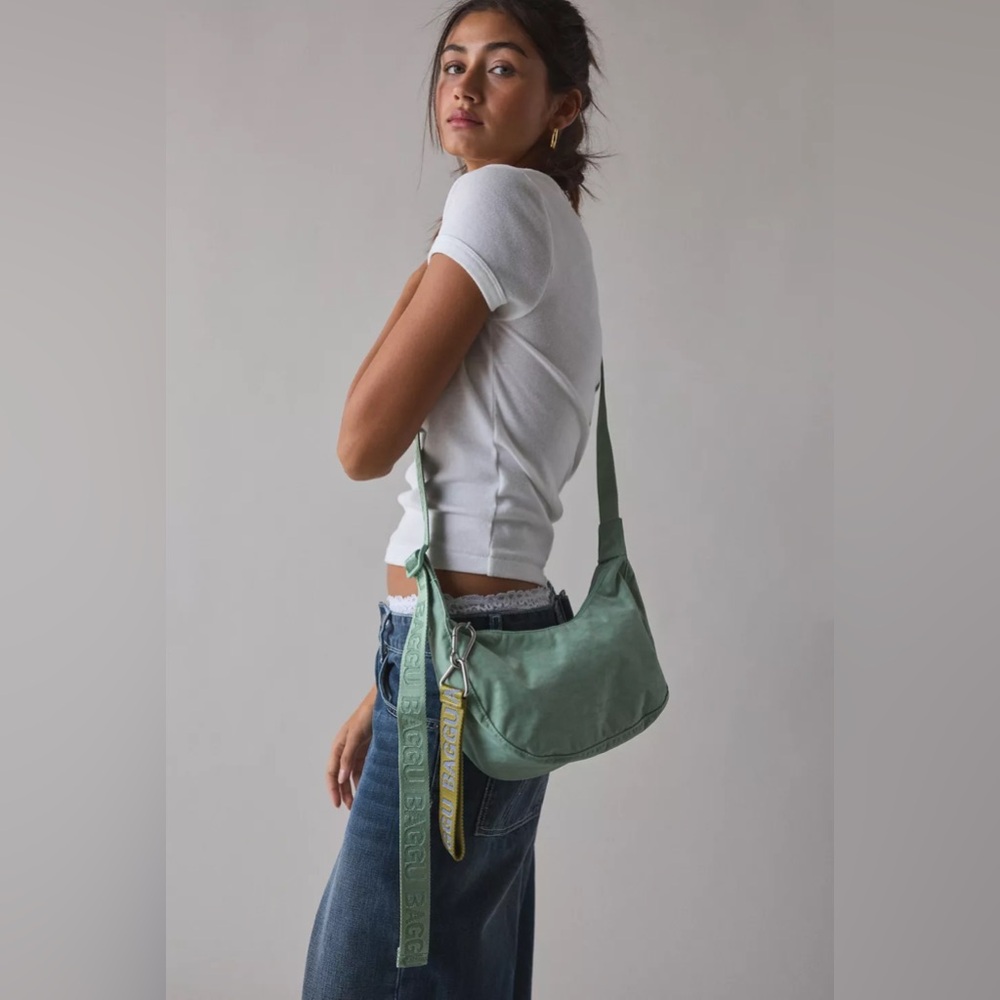 BAGGU Small Crescent- Seafoam - UO Exclusive Aqua Monochrome Strap - Picture 4 of 4